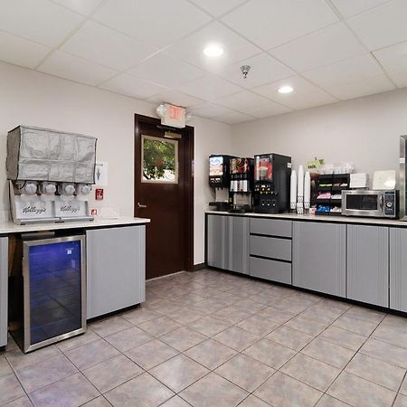 Microtel Inn And Suites Манисти Экстерьер фото