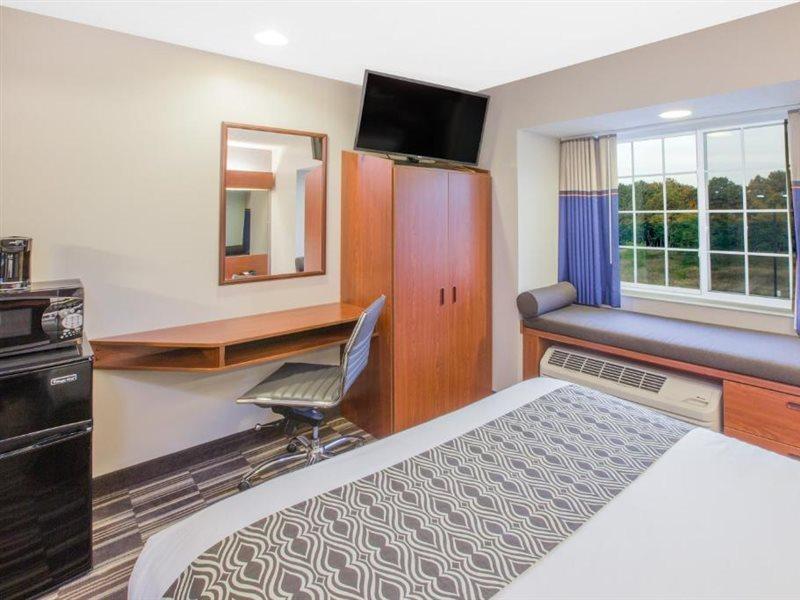 Microtel Inn And Suites Манисти Экстерьер фото