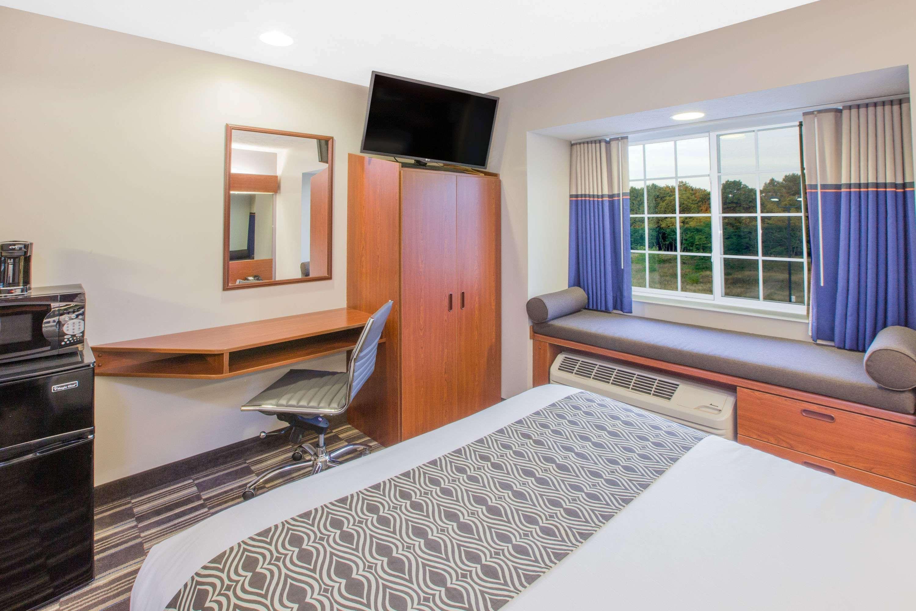 Microtel Inn And Suites Манисти Экстерьер фото