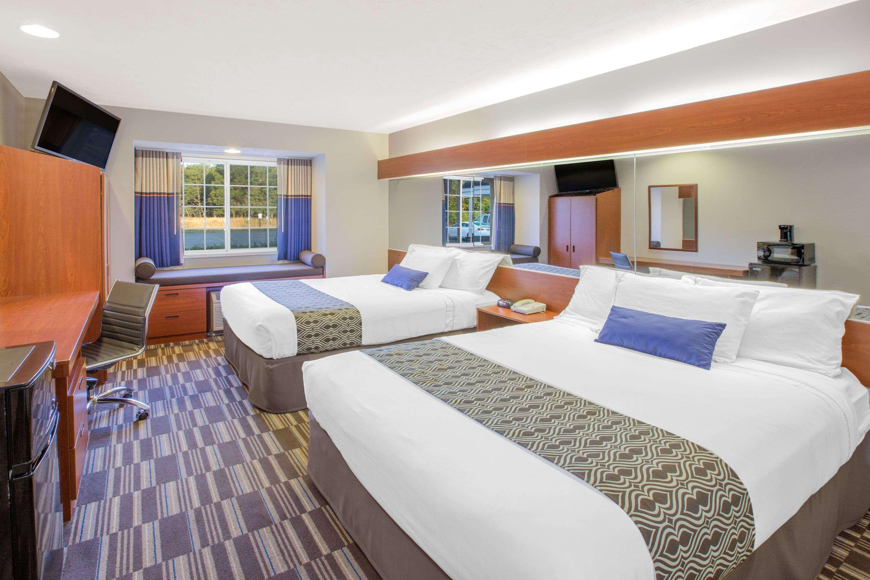 Microtel Inn And Suites Манисти Экстерьер фото