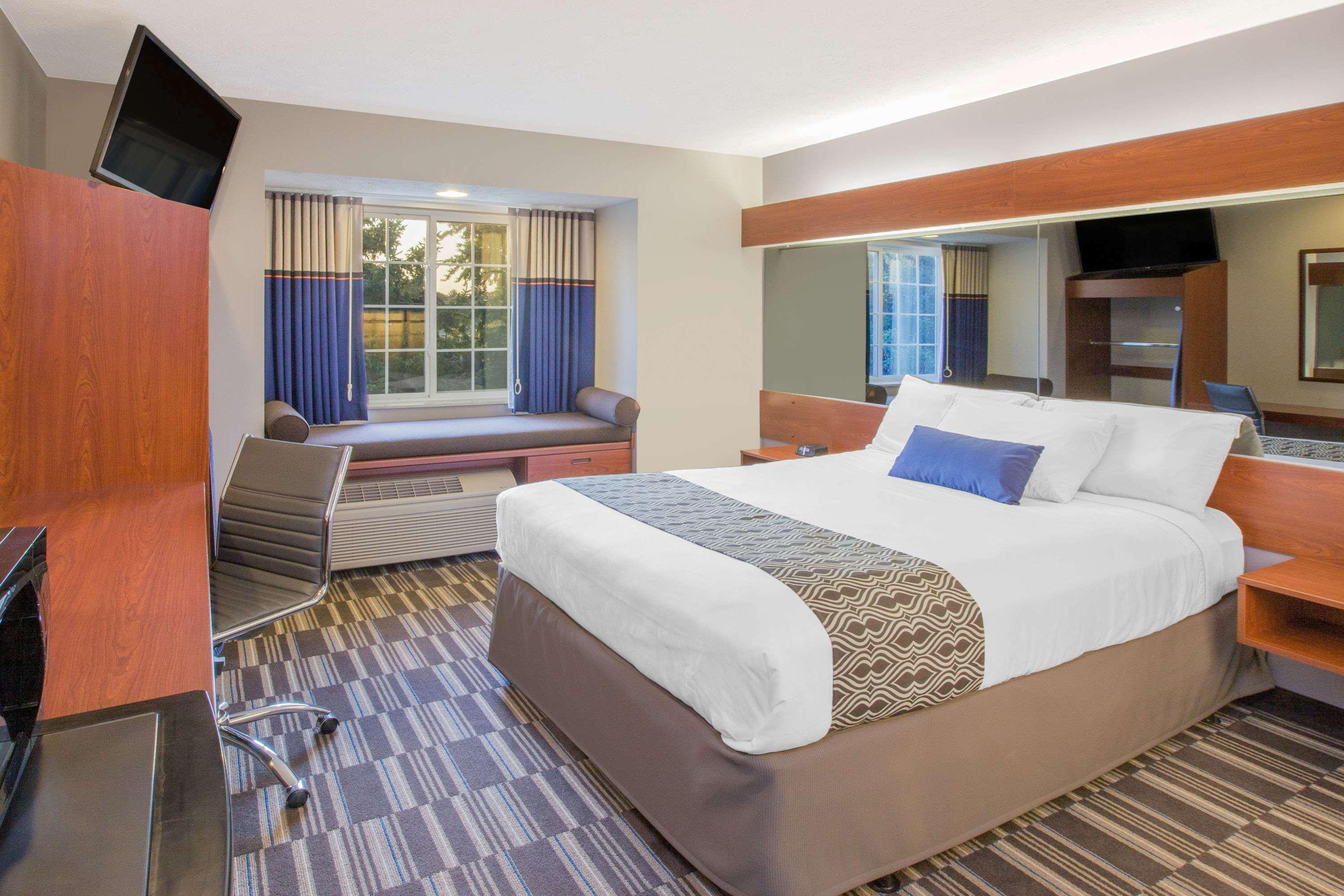 Microtel Inn And Suites Манисти Экстерьер фото