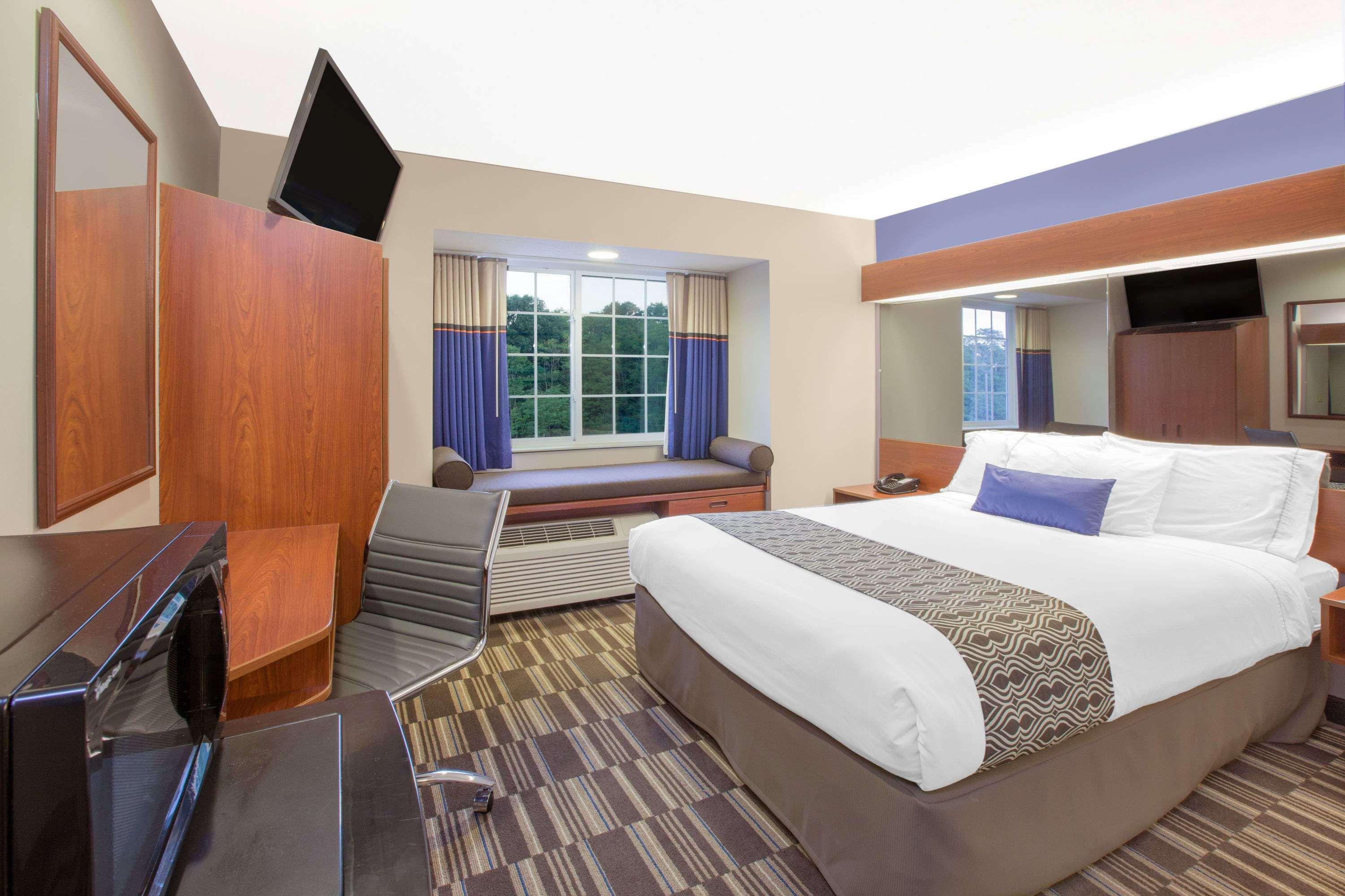 Microtel Inn And Suites Манисти Экстерьер фото
