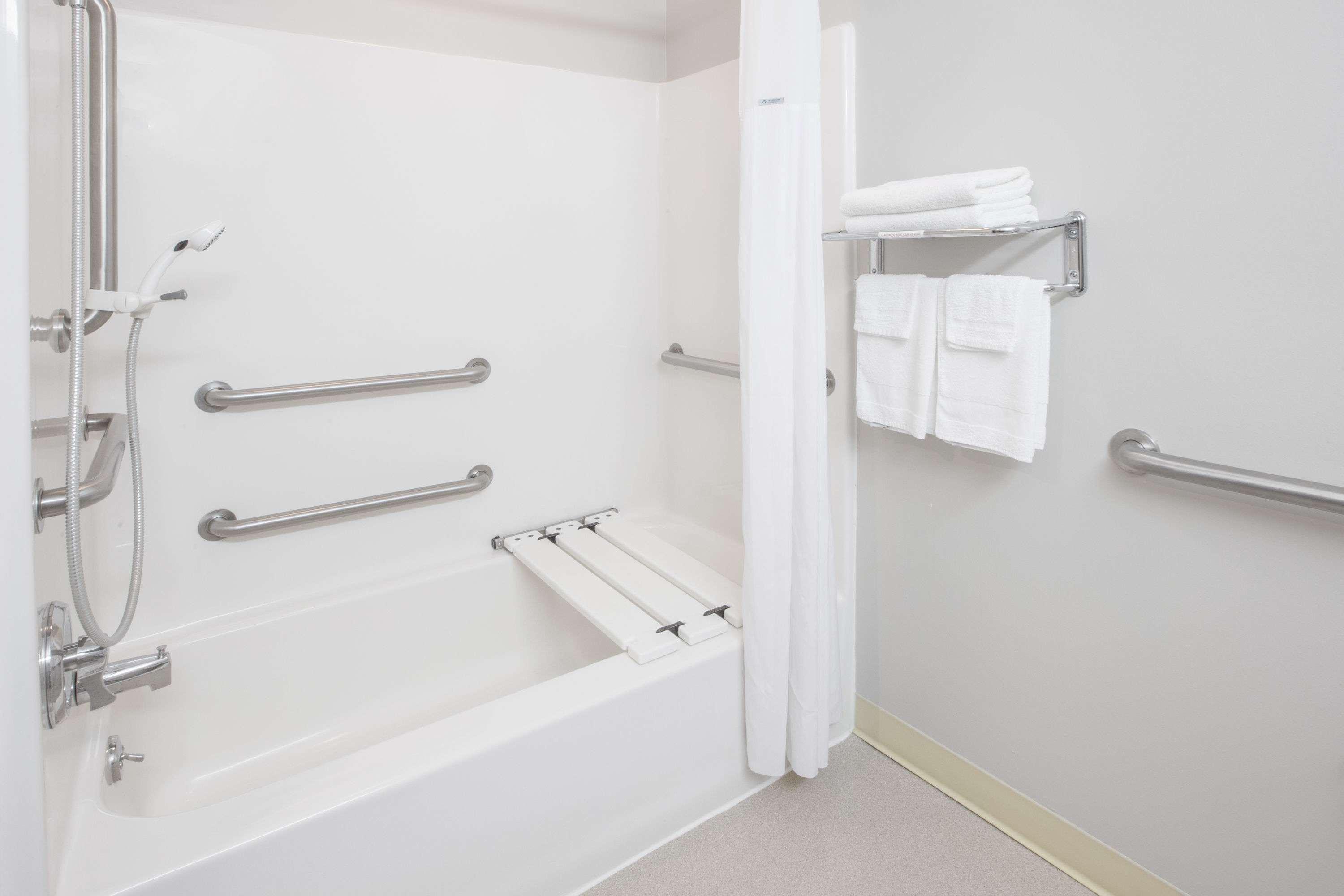 Microtel Inn And Suites Манисти Экстерьер фото