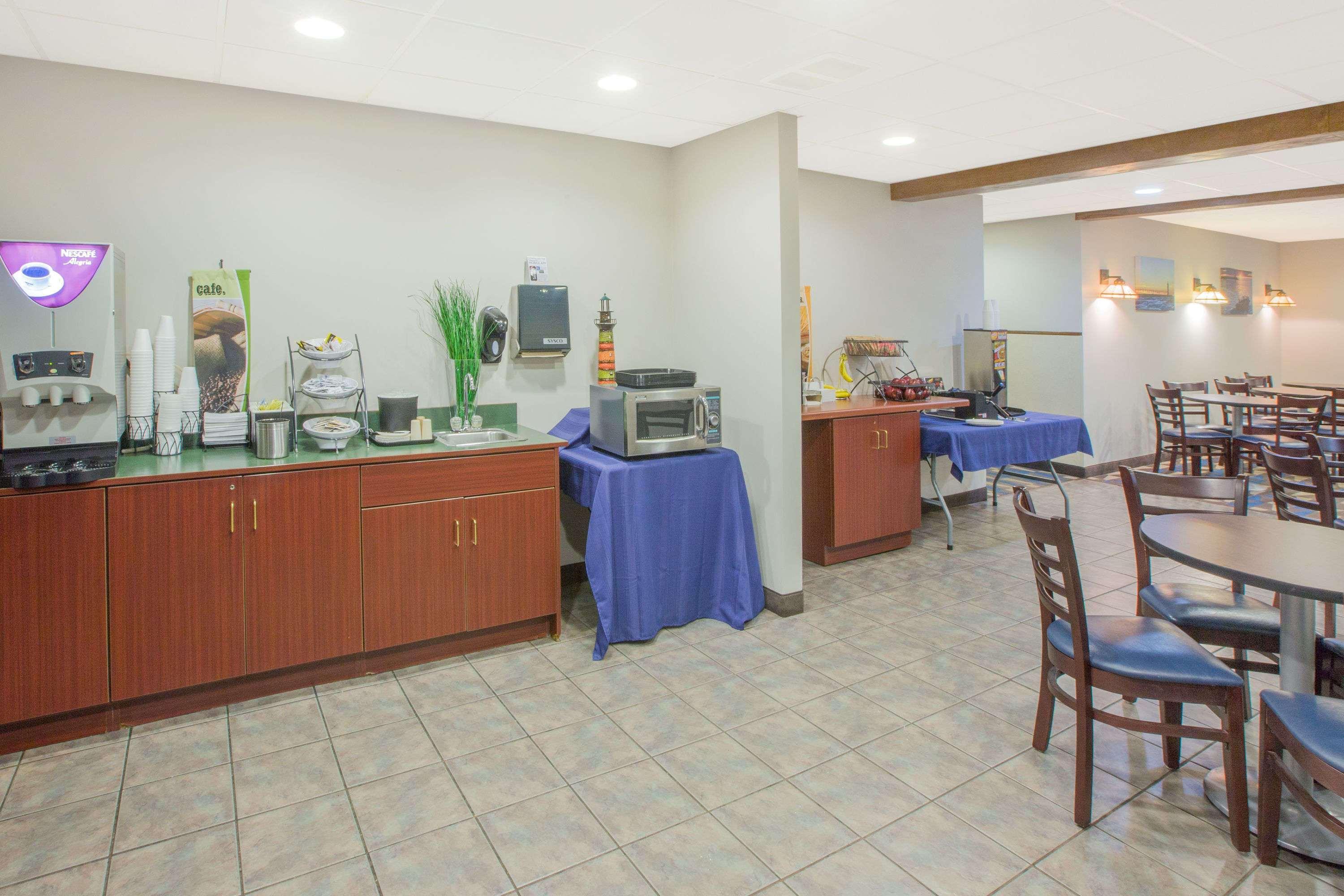 Microtel Inn And Suites Манисти Экстерьер фото