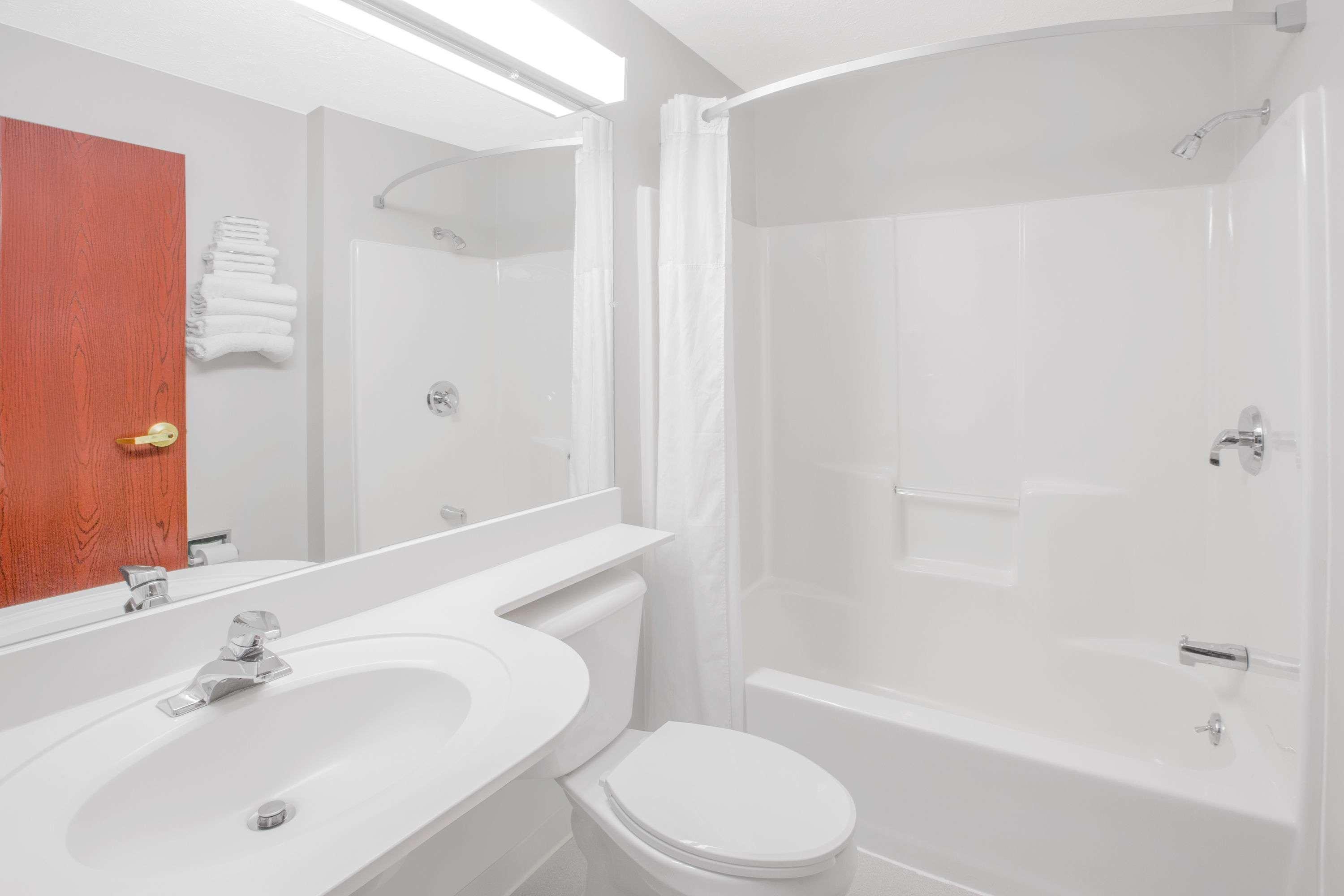Microtel Inn And Suites Манисти Экстерьер фото