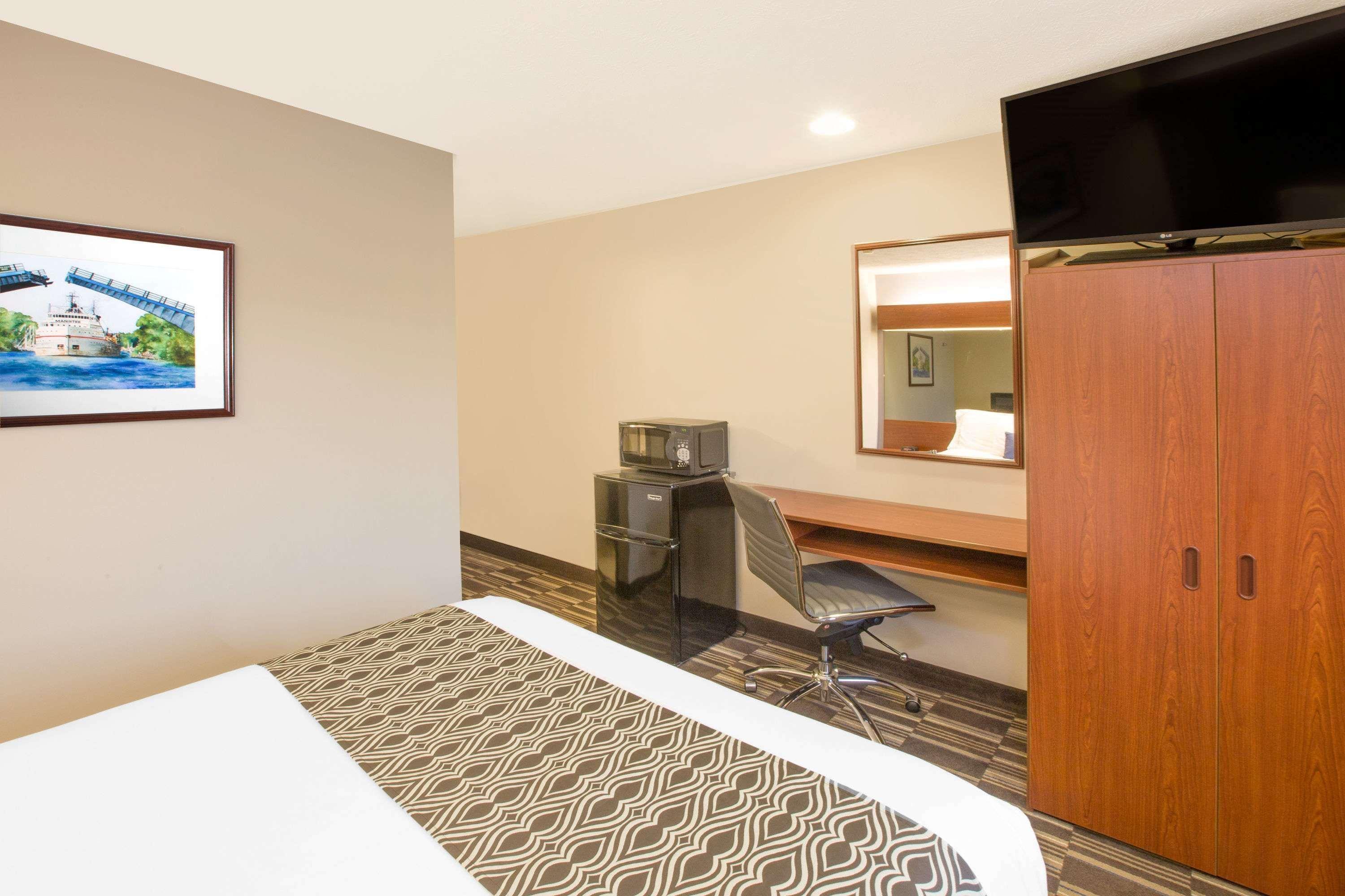 Microtel Inn And Suites Манисти Экстерьер фото