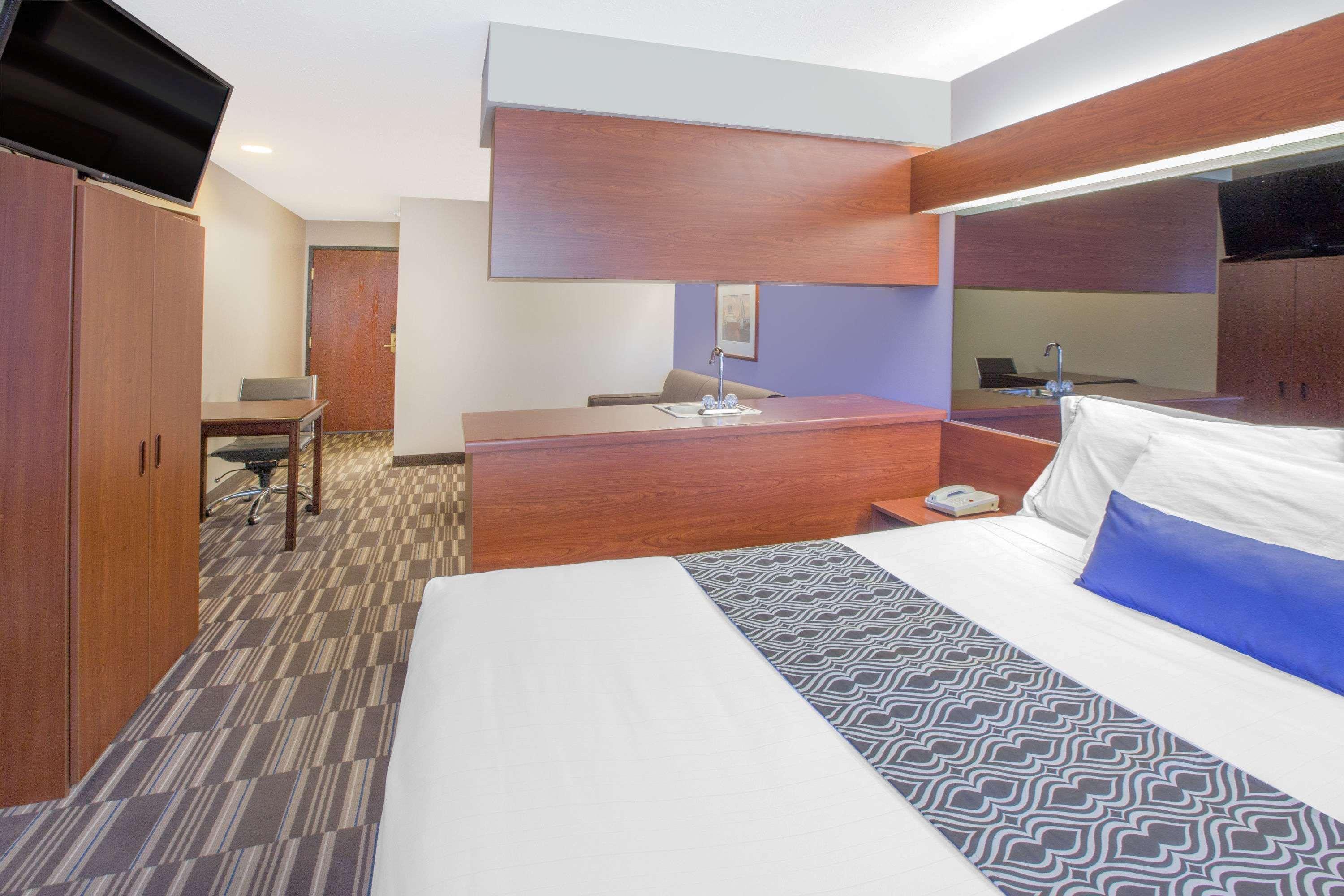 Microtel Inn And Suites Манисти Экстерьер фото