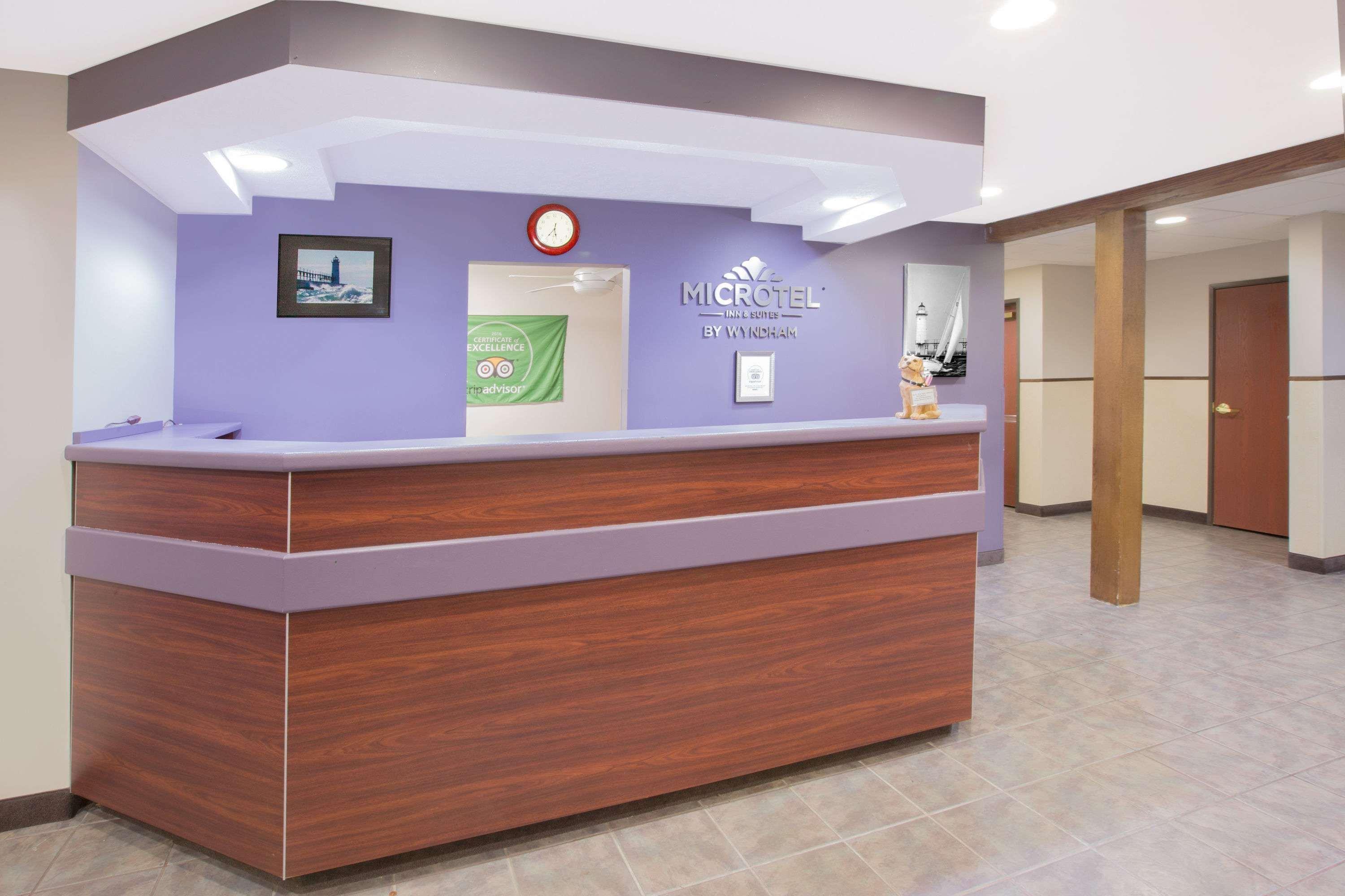 Microtel Inn And Suites Манисти Экстерьер фото