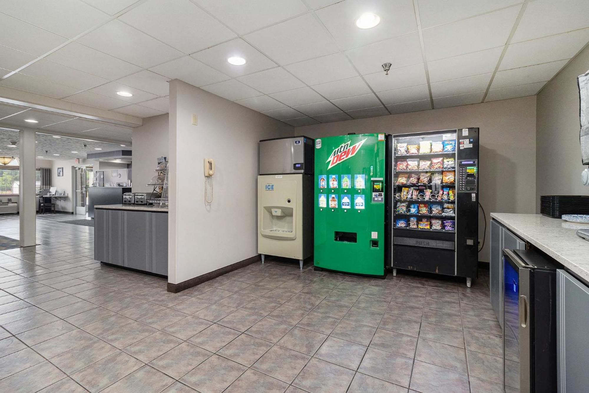 Microtel Inn And Suites Манисти Экстерьер фото