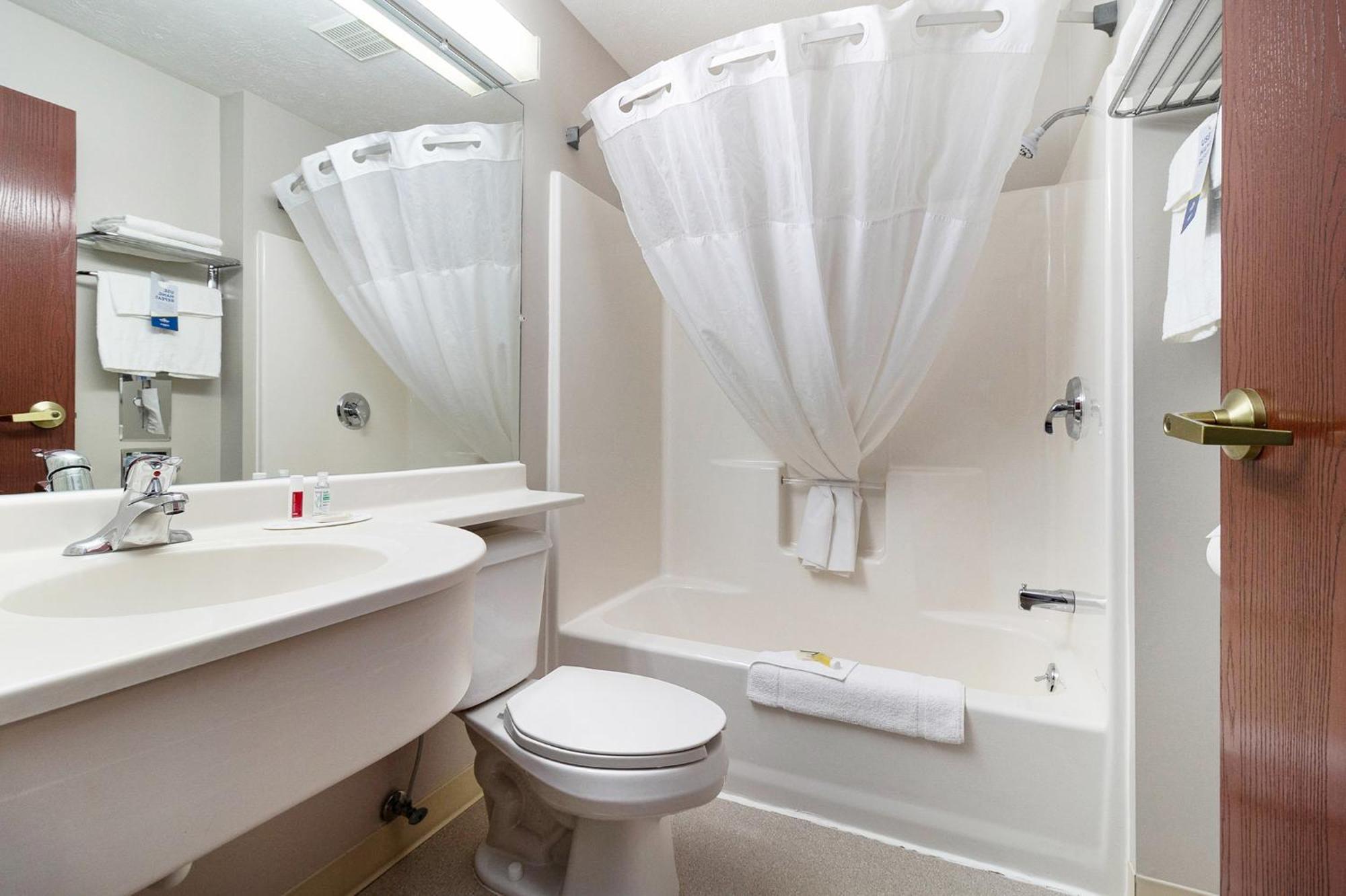 Microtel Inn And Suites Манисти Экстерьер фото