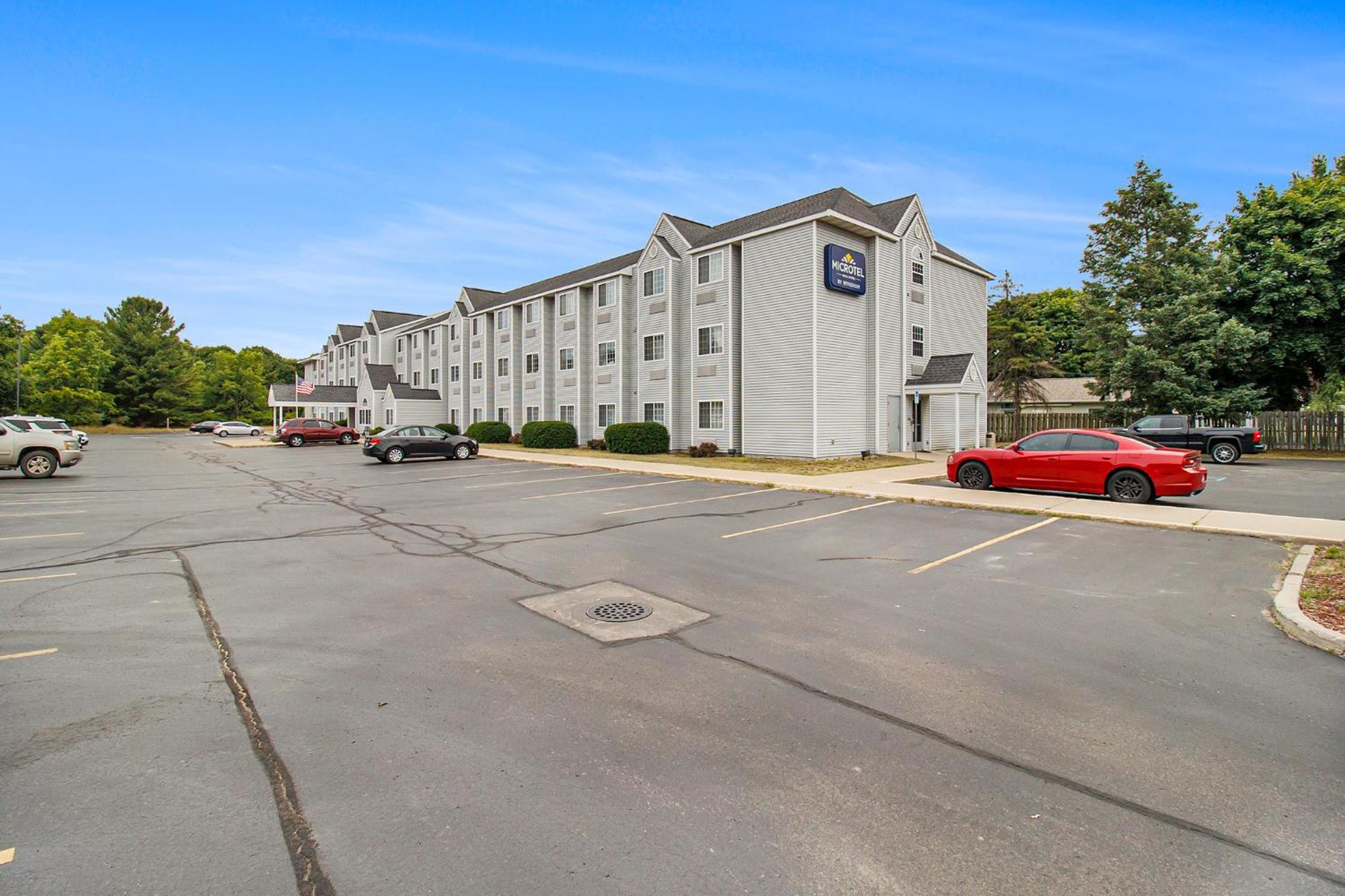 Microtel Inn And Suites Манисти Экстерьер фото