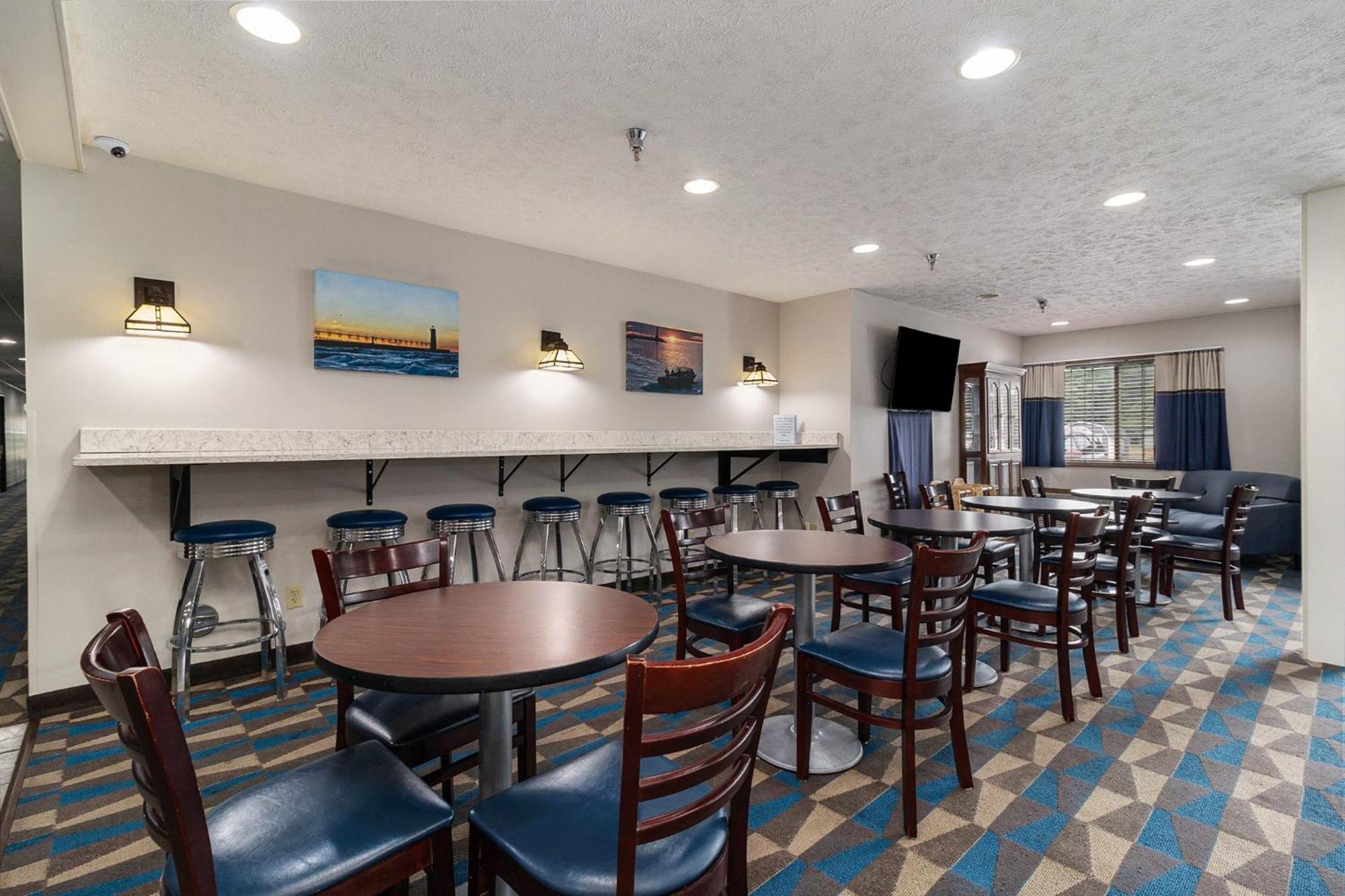 Microtel Inn And Suites Манисти Экстерьер фото