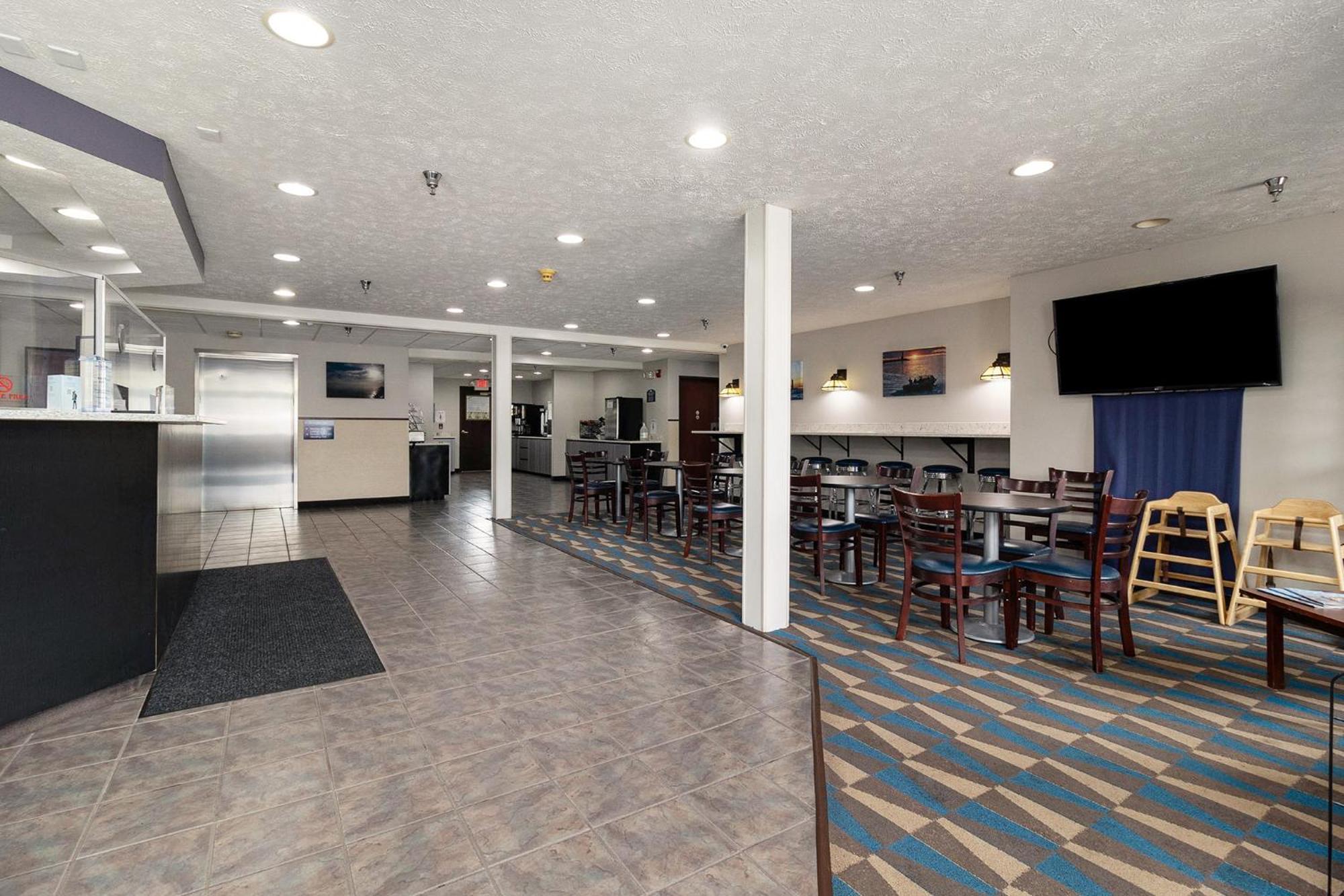 Microtel Inn And Suites Манисти Экстерьер фото