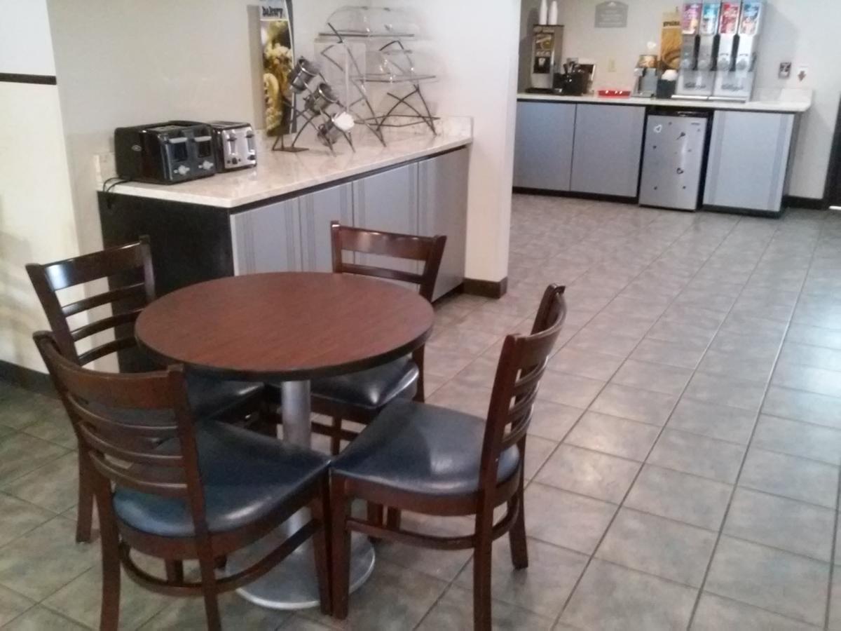 Microtel Inn And Suites Манисти Экстерьер фото